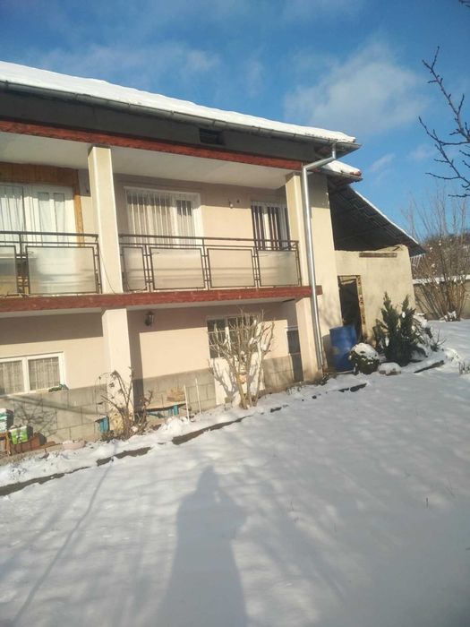 Масивна двуетажна къща