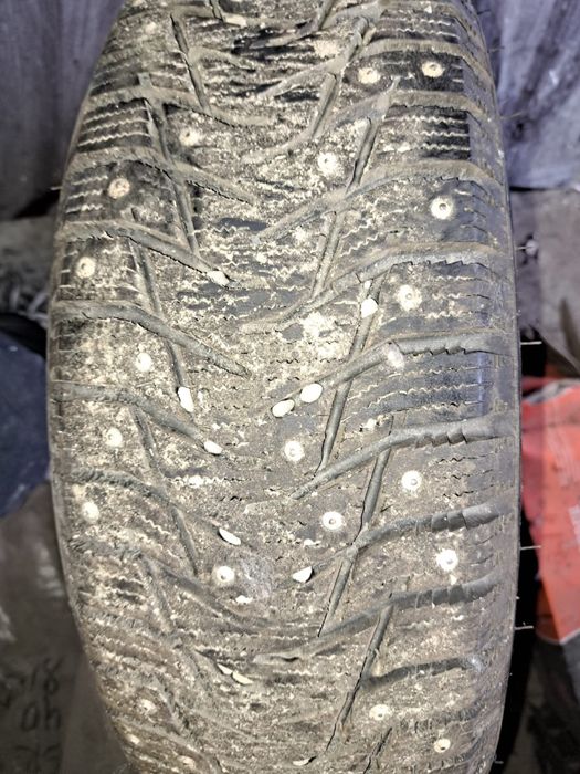 Продам зимнюю шипованную резину 185 60 R15