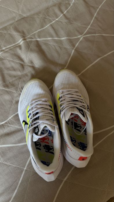 Продам кроссовки Nike