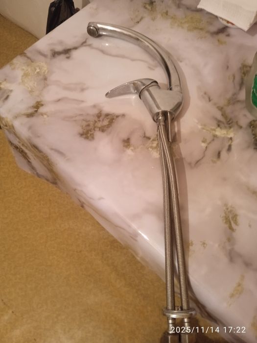 Продам смеситель на кухню