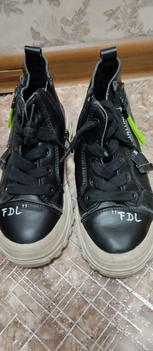 Продам детские кроссовки (дев.)