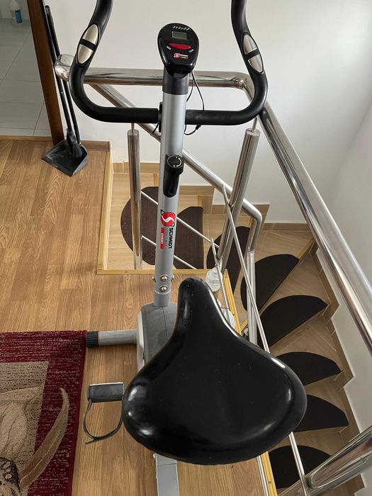 Bicicletă statică foarte puțin folosită.