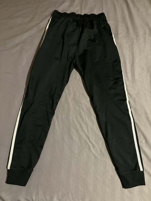 Vând pantaloni de trening Adidas Originals,