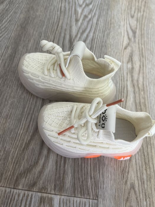 Продам детские кроссовочки