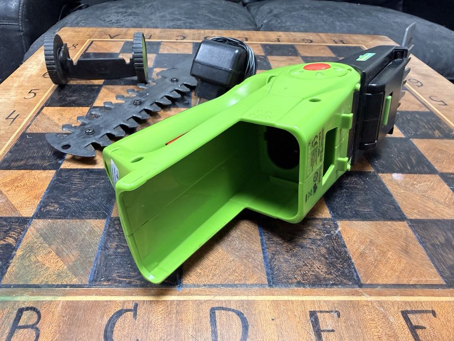 Акумулаторна ножица за трева и храсти