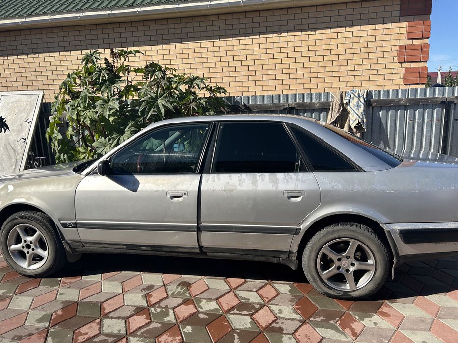 Audi 100 серебристый