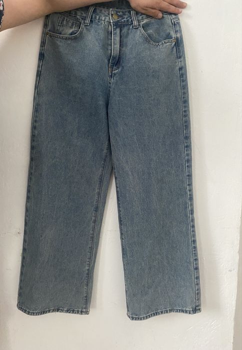 Синие широкие джинсы