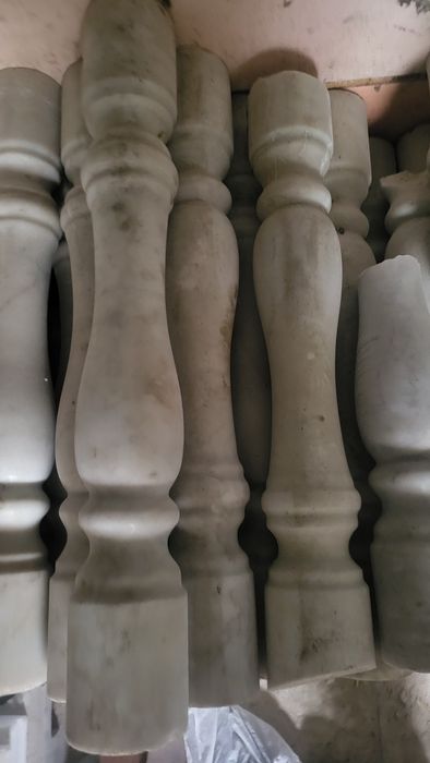 Мраморные балясины.