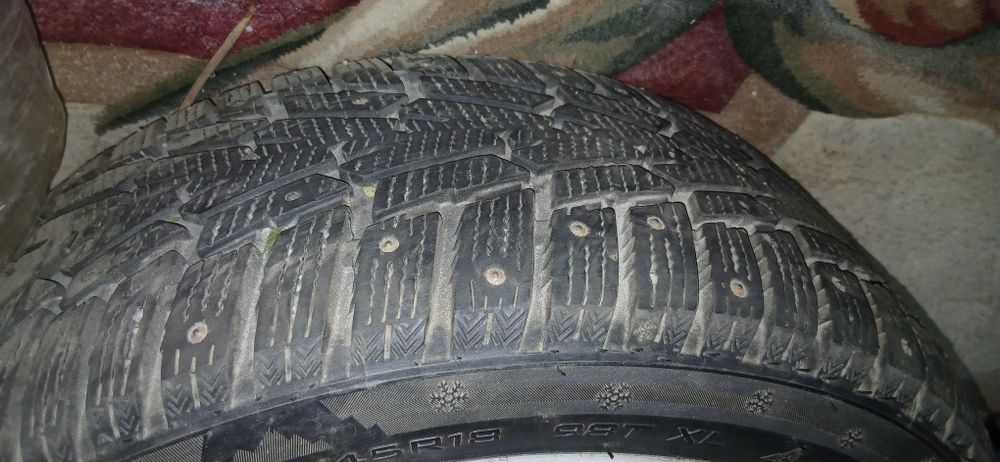 Зимние шипованные шины  235/45r18.