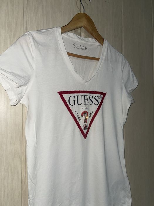 Белая футболка guess