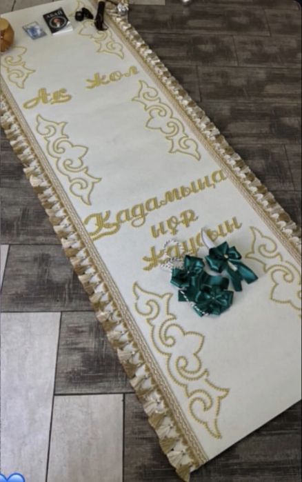 Дорожка тай тай золотого цвета