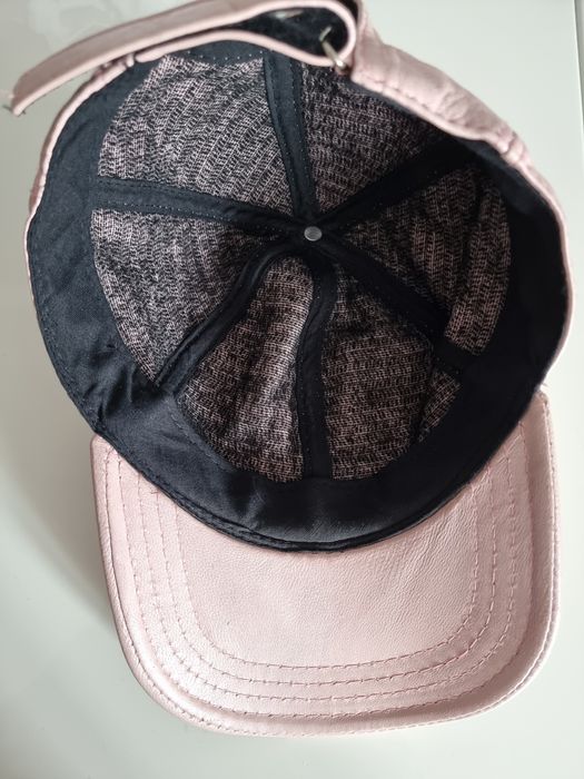 Дамска кожена шапка