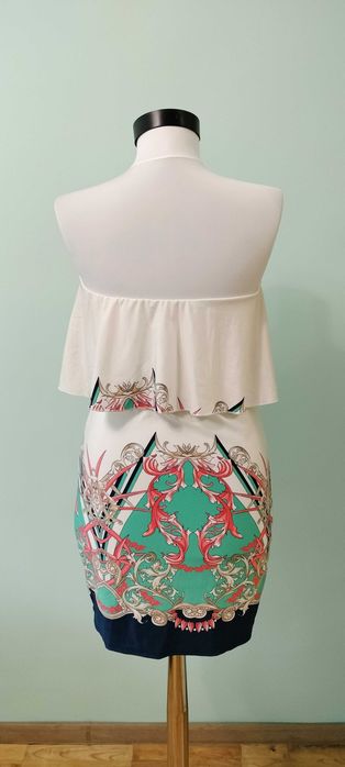 Бяла нежна рокля с цветни мотиви и ефектно деколте без презрамки