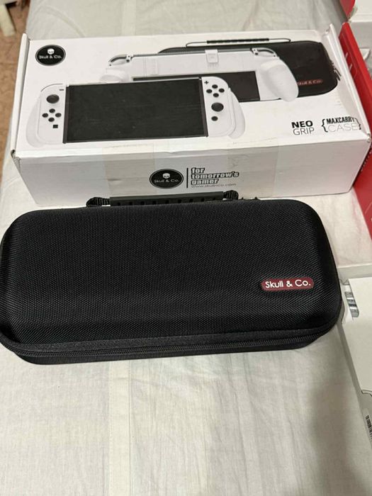 Nintendo Switch OLED + 5 игри + аксесоари – пълен комплект