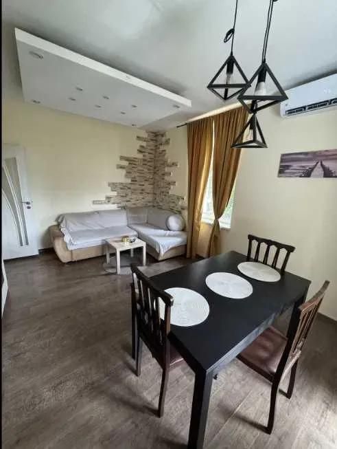 Дава се под наем Двустаен апартамент в Варна, ЖП Гара - 65 кв.м за 550 € - Снимка #1