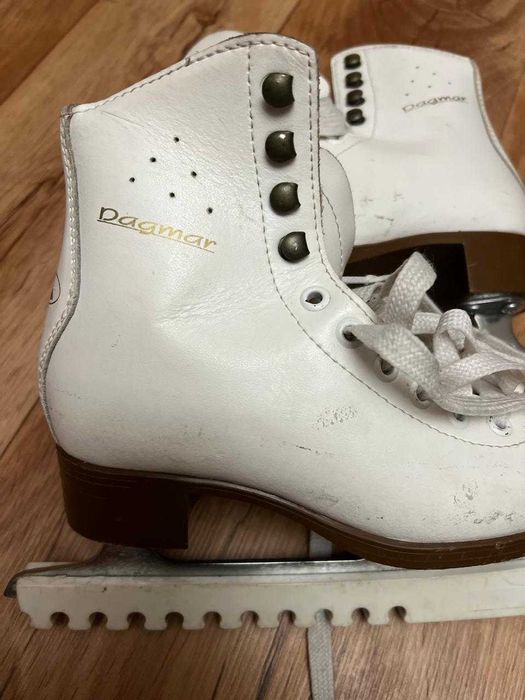 Продаются Коньки фигурные