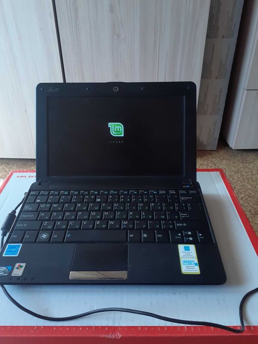 Малък лаптоп Асус Еее РС 1001РХ