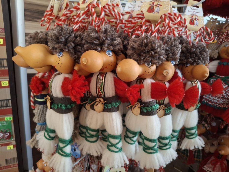 Мартеници с кратунки и вълна