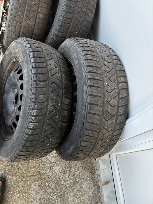 Vând set 4 anvelope de iarnă Pirelli + jante tablă + capace originale