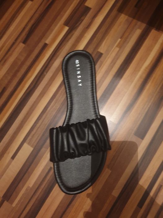Vand papuci  trimit tară