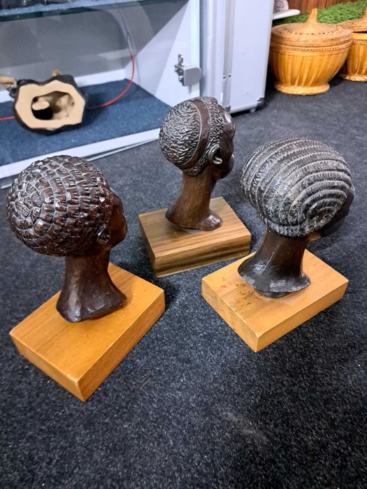 Vand statuete din lemn