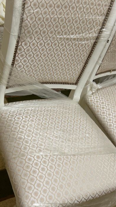 Продам гостинной стол с стулями