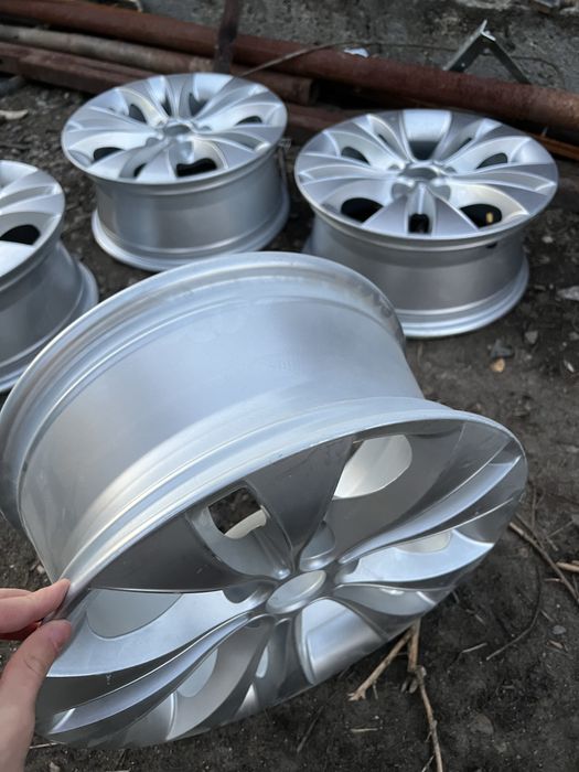 Легкосплавный диск R15