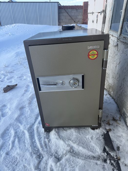 Продам сейф в отличном состоянии хранил только документы и наличные