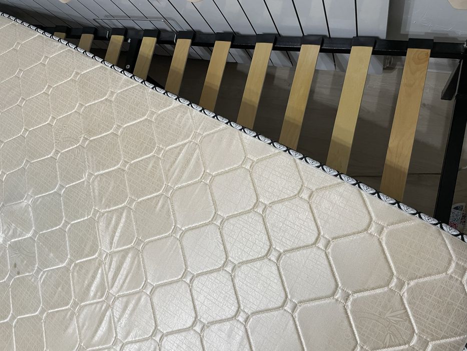 Кровать с матрасом