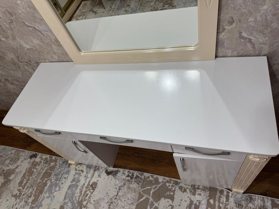 Продам туалетный столик