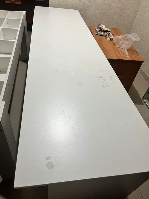 Очень длинный и вместительный стол