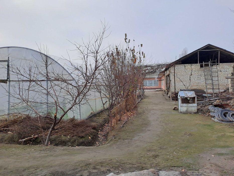 Hovli uy (uchastka) yarmi sotiladi 10 sotix qismi