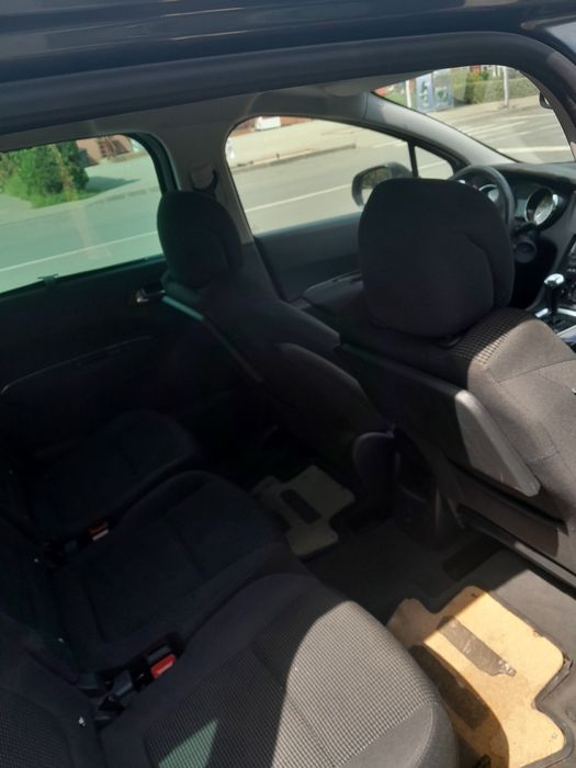 Vând Peugeot 5008