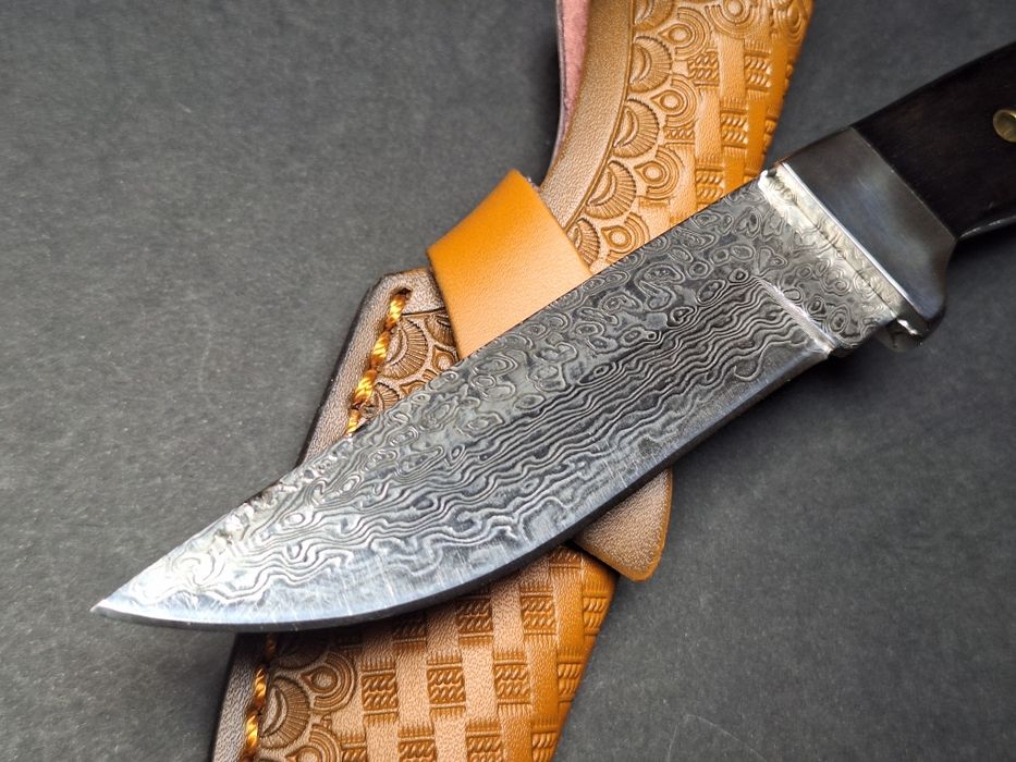 Ловен нож от дамаска стомана VG10 с кожена кания