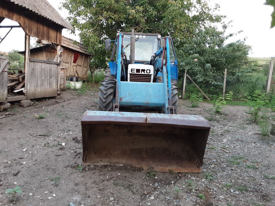 Vând tractor EBRO cu încărcător