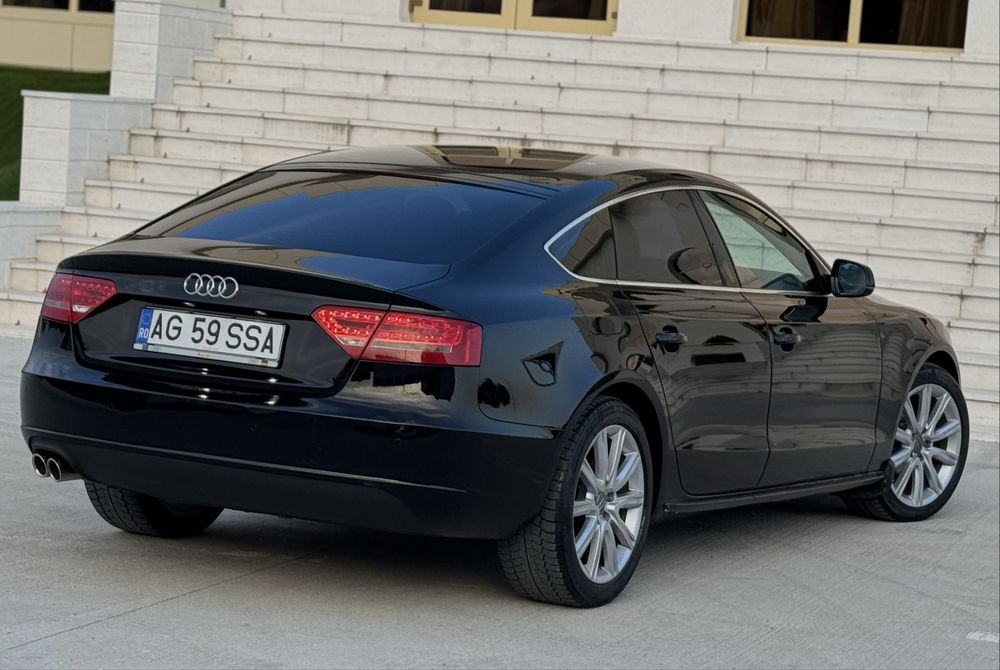 Audi A5/// Sportback/ 2.0TDi// Car Vertical Verde
