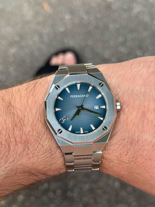 Ceas de lux Ferragamo dge Gent – Cadran Albastru Gradient – Mecanism Elvețian (Swiss Made) – Ca nou / Impecabil