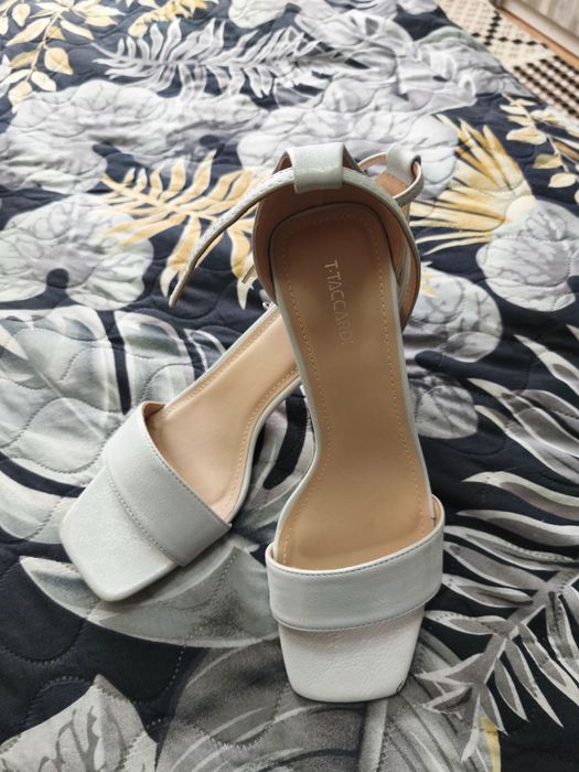 Босоножки женские