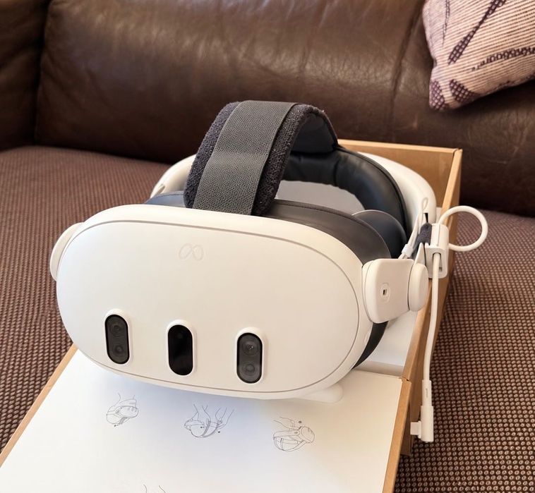 Meta Quest 3 128GB + KIWI Design Battery Head Strap + 2 контролера + кутия