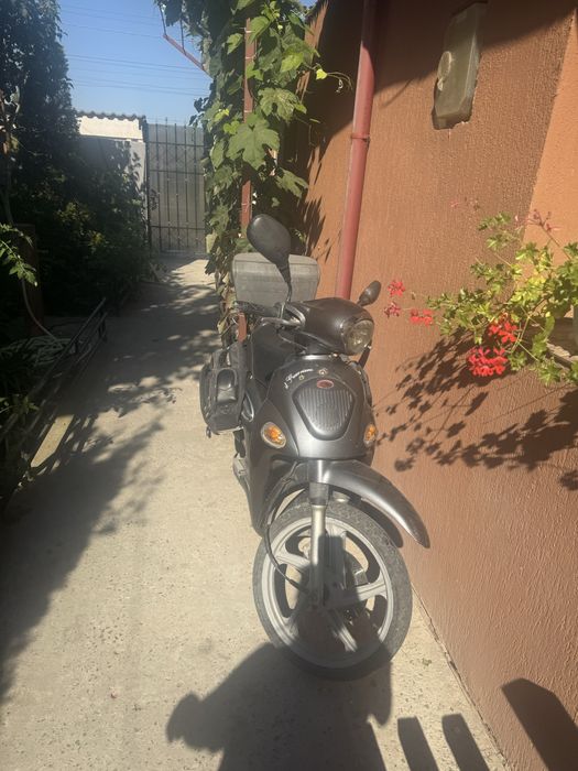 Moped  Kymko People