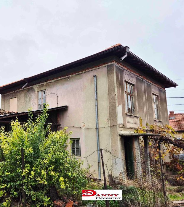 Двуетажна къща с двор и кладенец в с. Драгижево