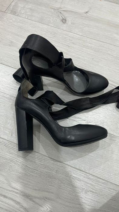 Кожаная обувь черная