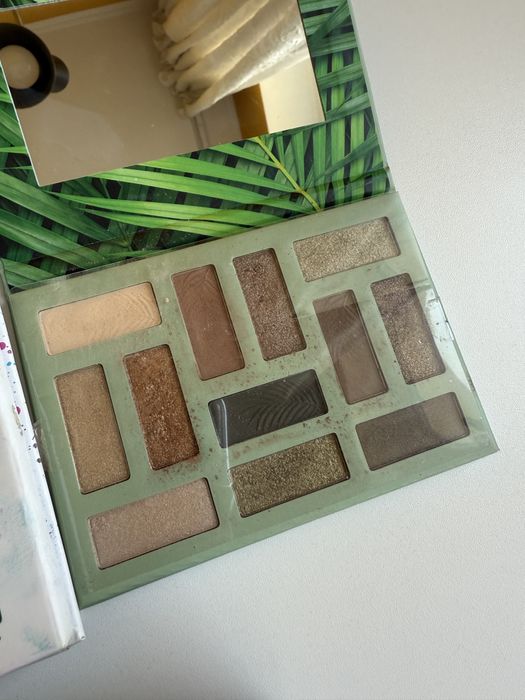 Тени для макияжа