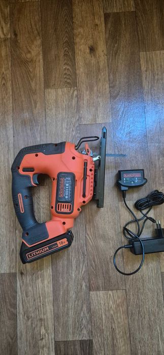 Fierăstrău pendular black&decker