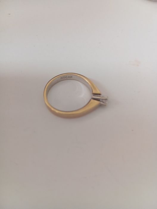 Златен пръстен с диамант