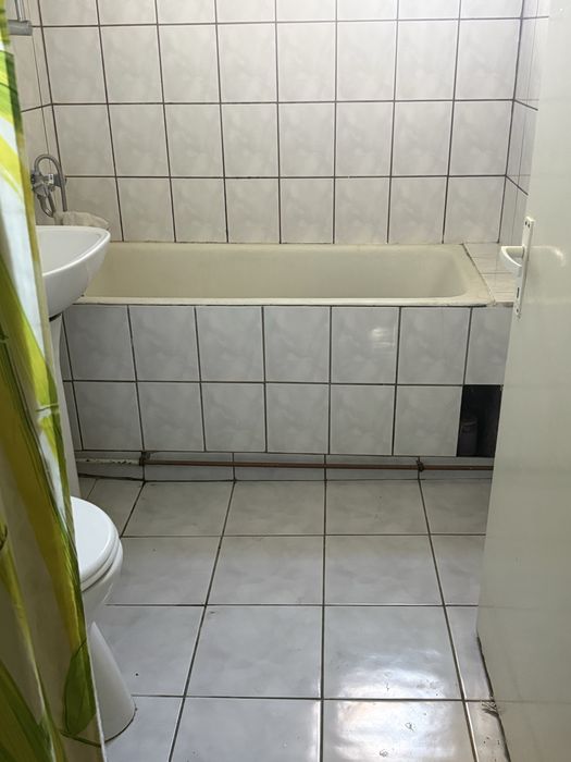 Vand apartament in Ineu  cu 3 camere ,etajul 3/4 ,langa primarie