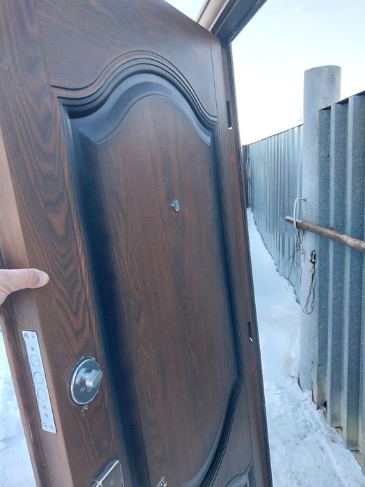 Продам входную дверь