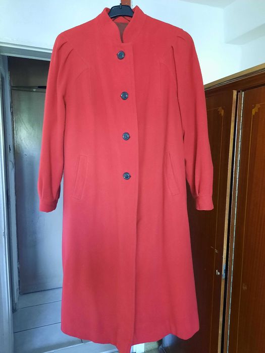 pardesiu  din lana negru, rosu ,pelerina mustar,  cojoc Sachira  dama