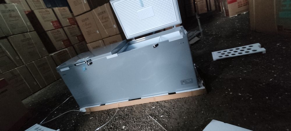 Морозильник с вмятинами и дефектами