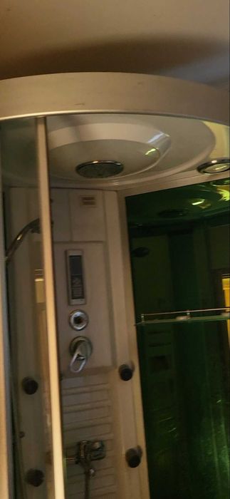 Cabină de duș, 2 chiuvete și alte corpuri de mobilier pentru baie